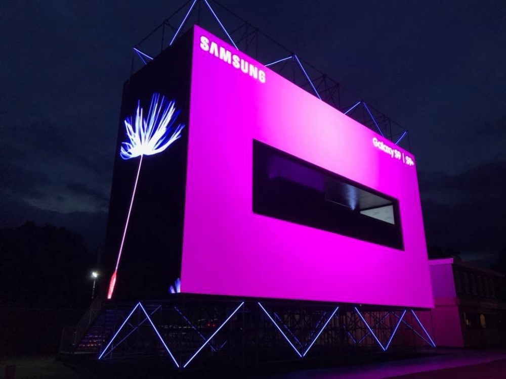 Pink Samsung Galaxy S9 projector screen